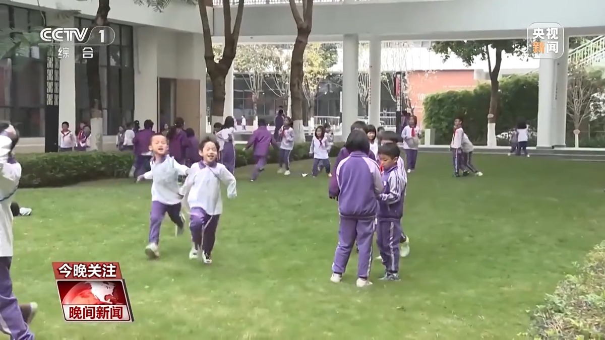 现出色
